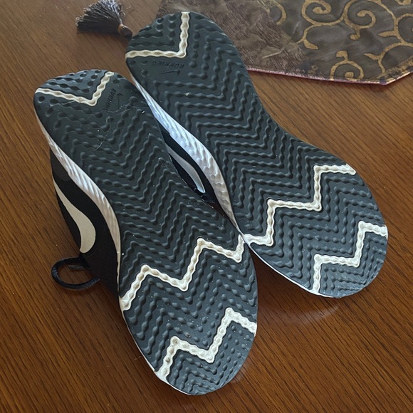 Nike Woman’s Black and White Running Shoes - Picture 4 of 4